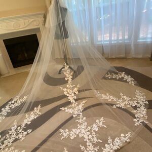 Elegant White Floral Lace Veil